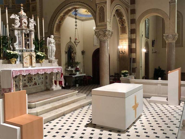 REFRONTOLO: il Vescovo consacra il nuovo altare