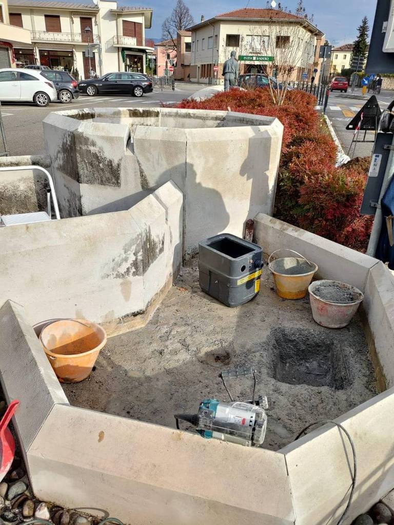 SERNAGLIA: in corso il restauro della fontana della piazza