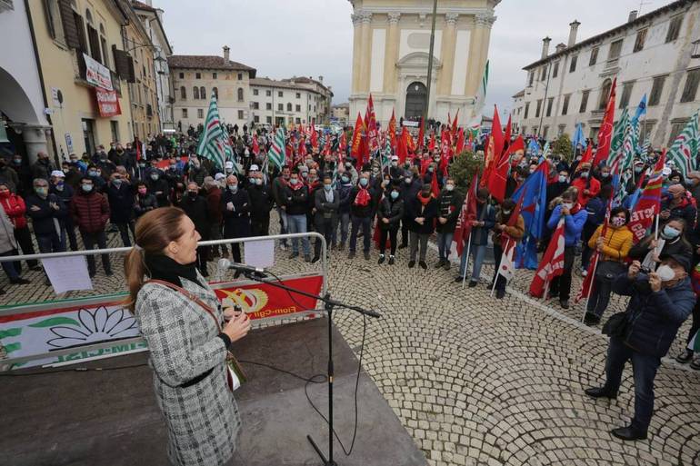 BORGO VALBELLUNA: Donazzan in piazza con i lavoratori