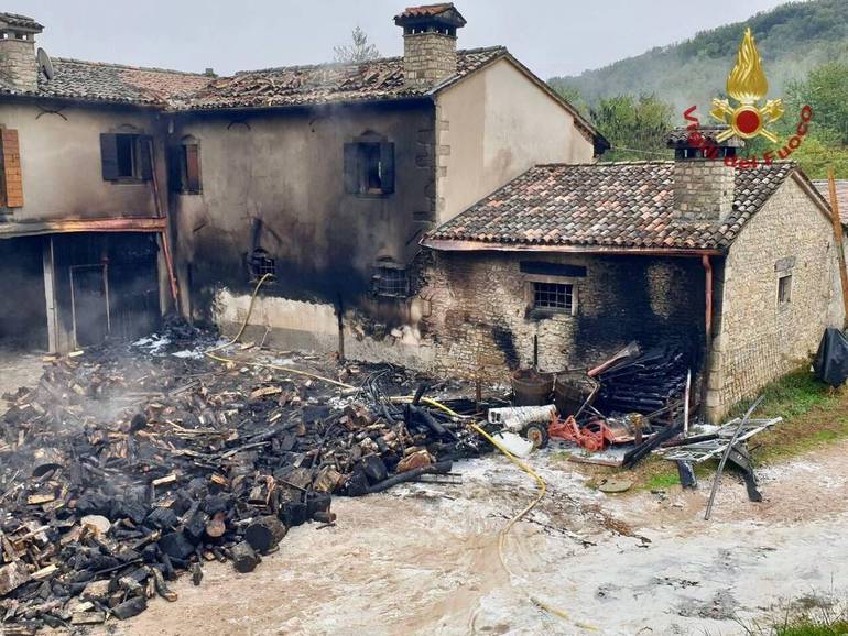 CISON DI VALMARINO: incendio in un'abitazione in via Caneve De Ronch