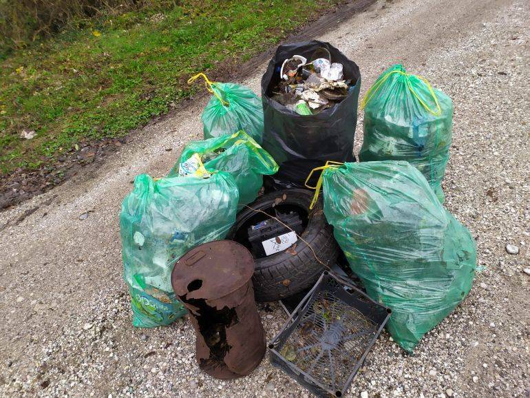 LENTIAI: raccolta di rifiuti lungo la strada provinciale