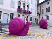 MEL: grandi chiocciole colorate in piazza