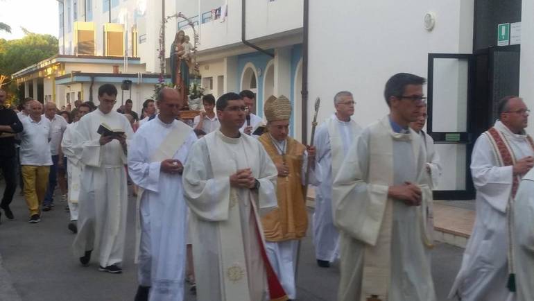 CAORLE: il vescovo Pizziolo ha presieduto la messa dell'Assunta